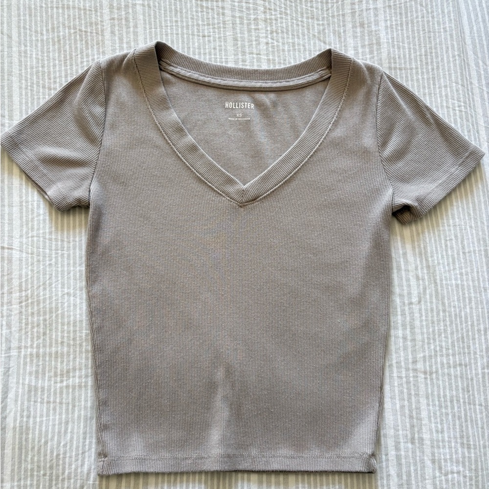 Hollister Women's Beige V-Neck Tee